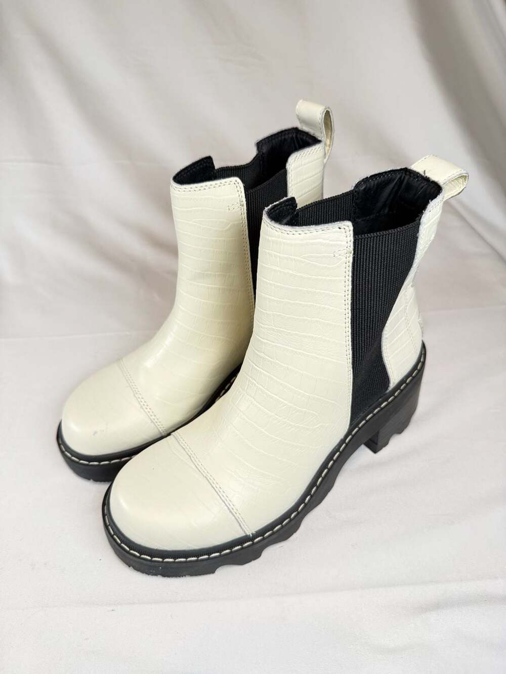 Quiet Luxury Minimalist Elevated Basics Sorel Joan Now Chelsea Heel Boots Women'